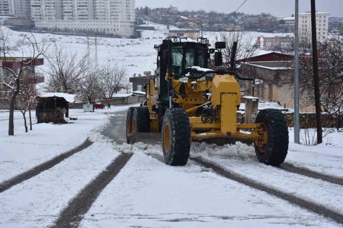 Siirt Belediyesi Kent Genelinde Kar Temizleme Çalışmalarına Başladı