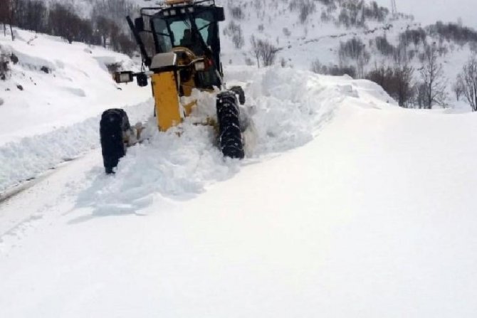Düzce’de Kar Köy Yollarını Kapattı, Ekipler Harekete Geçti