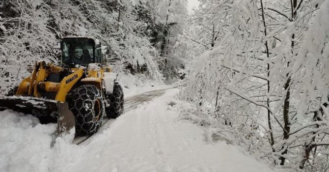 Düzce’de Kar Köy Yollarını Kapattı, Ekipler Harekete Geçti