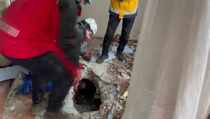 Enkaz Altından Saatler Sonra İnanılmaz Kurtuluş