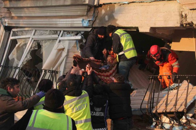 Hatay’dan Bir Güzel Haber Daha: 28 Saat Sonra 2 Kişi Daha Enkazdan Sağ Olarak Kurtarıldı