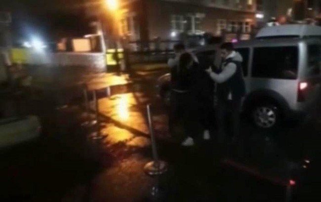 Enkaz Altında Kalanlarla Alay Eden 2 Şüpheli Yakalandı