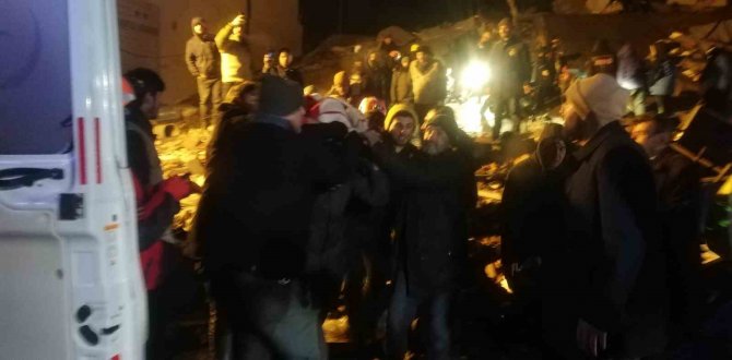 Enkazdan 20 Saat Sonra Çıkartıldı
