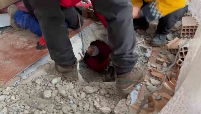 Enkaz Altından Saatler Sonra İnanılmaz Kurtuluş