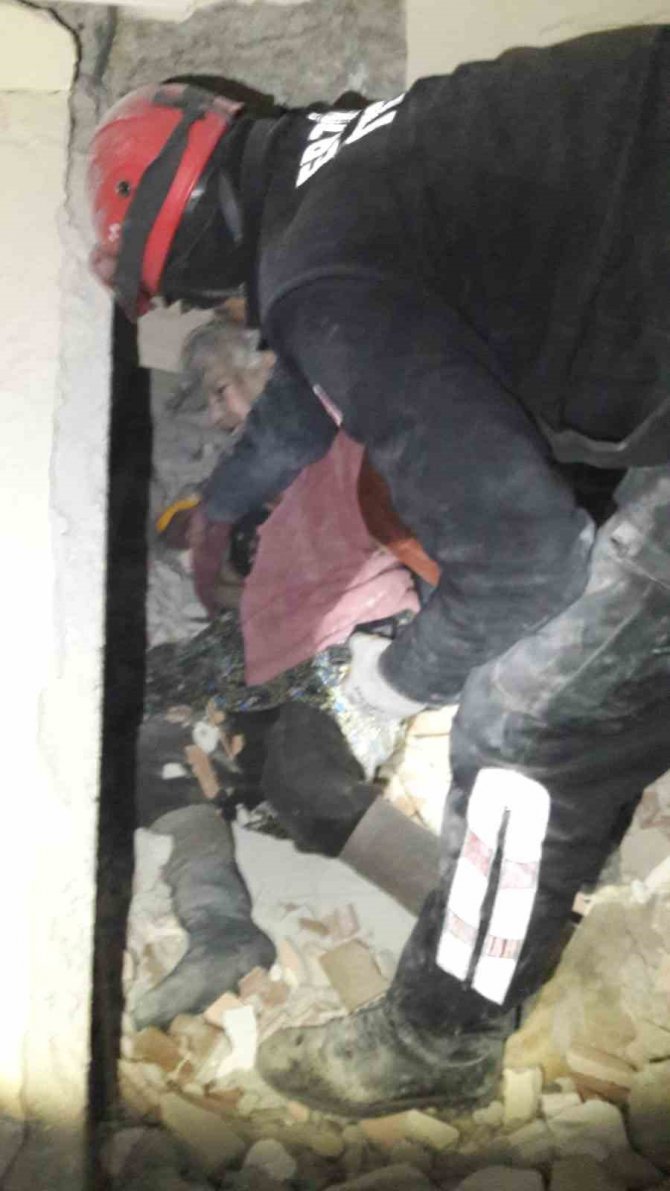 Erzincan İtfaiyesi Enkaz Altından Yaşlı Kadını Kurtardı