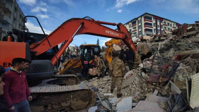 İ̇slahiye’de Enkazdan 4 Yaşındaki Çocuk Sağ Olarak Çıkarıldı