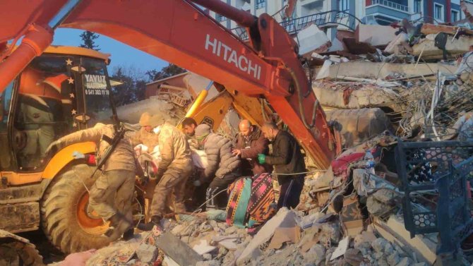 İ̇slahiye’de Enkazdan 4 Yaşındaki Çocuk Sağ Olarak Çıkarıldı