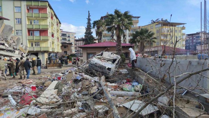 İ̇slahiye’de Enkazdan 4 Yaşındaki Çocuk Sağ Olarak Çıkarıldı