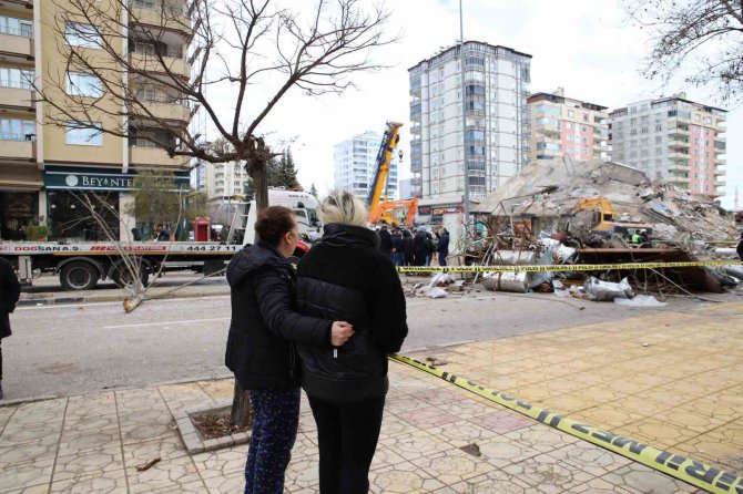 Acılı Anne Enkaz Altındaki 2 Çocuğu İçin Gözyaşları Arasında Yardım İstedi