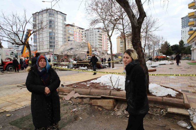 Acılı Anne Enkaz Altındaki 2 Çocuğu İçin Gözyaşları Arasında Yardım İstedi