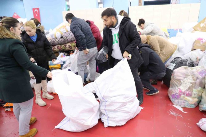 Gaziosmanpaşa Belediyesinden Vatandaşa Çağrı: "Yardımların Nakliyesi İçin Tır Ve Kamyona İhtiyacı Duymaktayız"