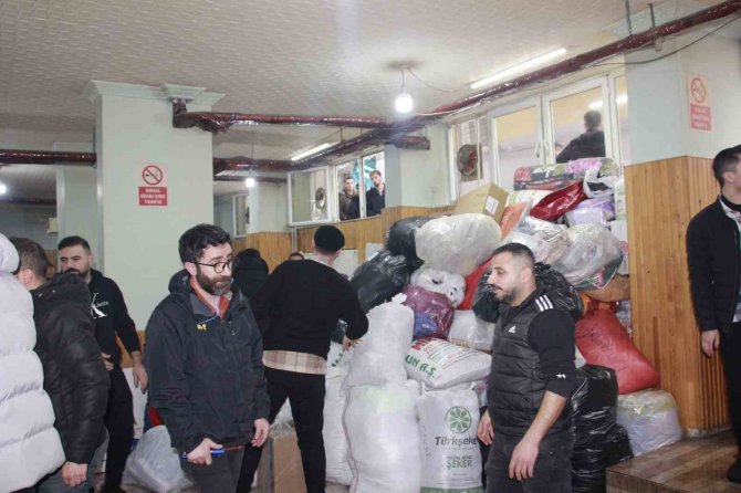 Hakkarili Gençlerden Depremzedelere İçin Yardım Kampanyası