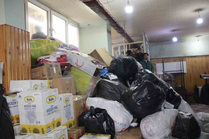 Hakkarili Gençlerden Depremzedelere İçin Yardım Kampanyası