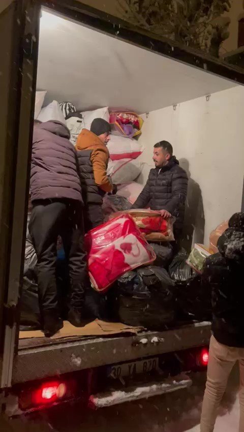 Yüksekovalı Gençler Yoğun Kar Yağışına Rağmen Depremzedeler İçin Yardım Topladı