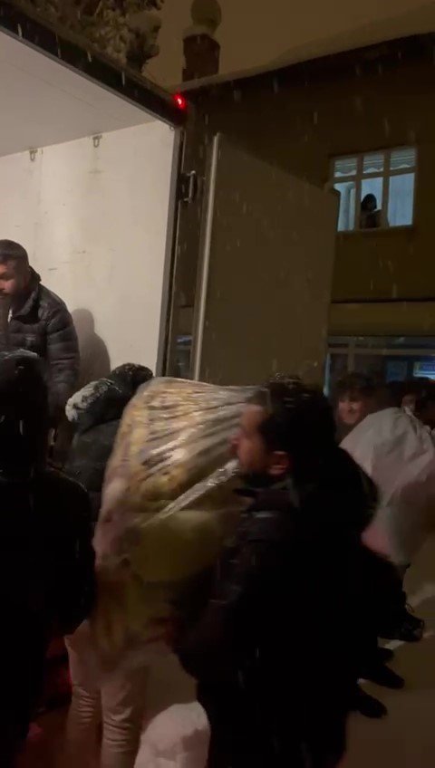 Yüksekovalı Gençler Yoğun Kar Yağışına Rağmen Depremzedeler İçin Yardım Topladı
