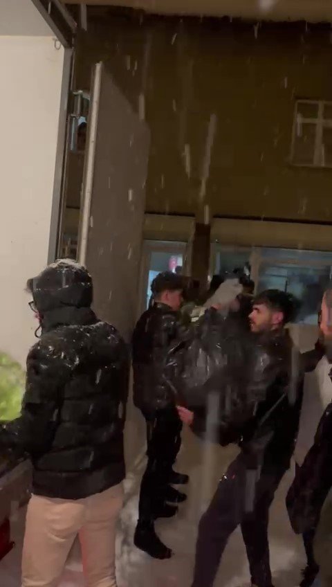 Yüksekovalı Gençler Yoğun Kar Yağışına Rağmen Depremzedeler İçin Yardım Topladı