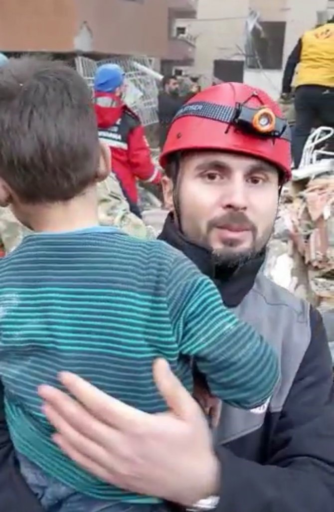Hatay’da 4’ü Çocuk 6 Kişi Enkazdan Sağ Çıkarıldı