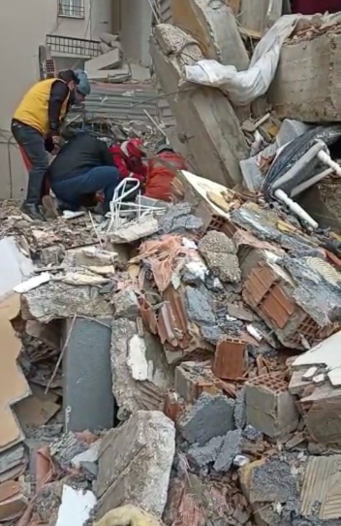 Hatay’da 4’ü Çocuk 6 Kişi Enkazdan Sağ Çıkarıldı