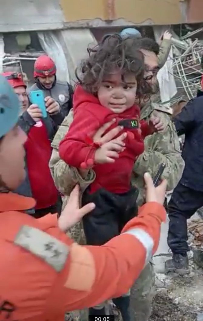 Hatay’da 4’ü Çocuk 6 Kişi Enkazdan Sağ Çıkarıldı