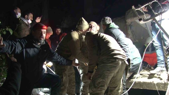 Hatay’da 42 Saat Sonra Enkazdan Çıkarılan Haticenur’un İlk İsteği “Limonlu Su” Oldu