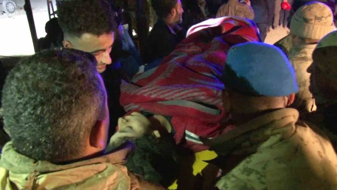 Hatay’da 42 Saat Sonra Enkazdan Çıkarılan Haticenur’un İlk İsteği “Limonlu Su” Oldu