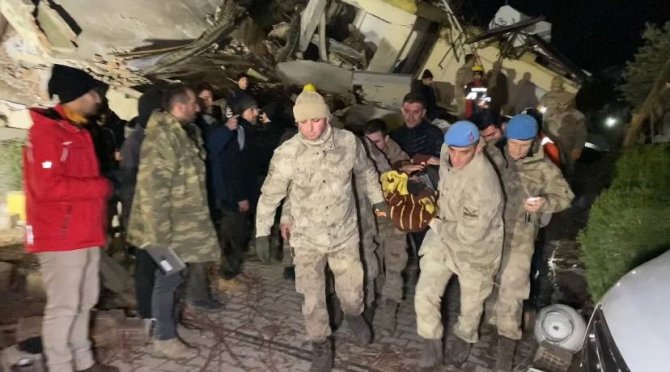Hatay’da 42 Saat Sonra Enkazdan Kurtarılan Fatma Teyze: "Hepinizi Çok Seviyorum"