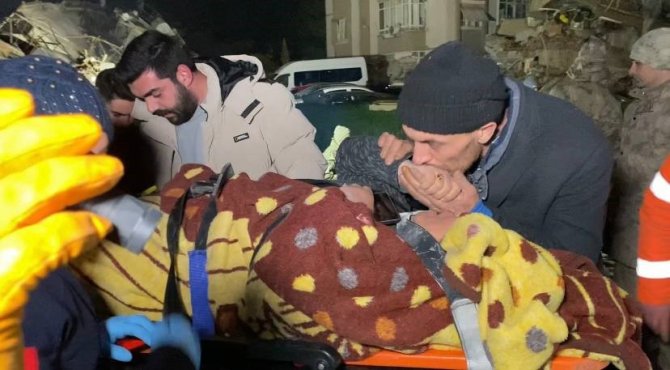 Hatay’da 42 Saat Sonra Enkazdan Kurtarılan Fatma Teyze: "Hepinizi Çok Seviyorum"