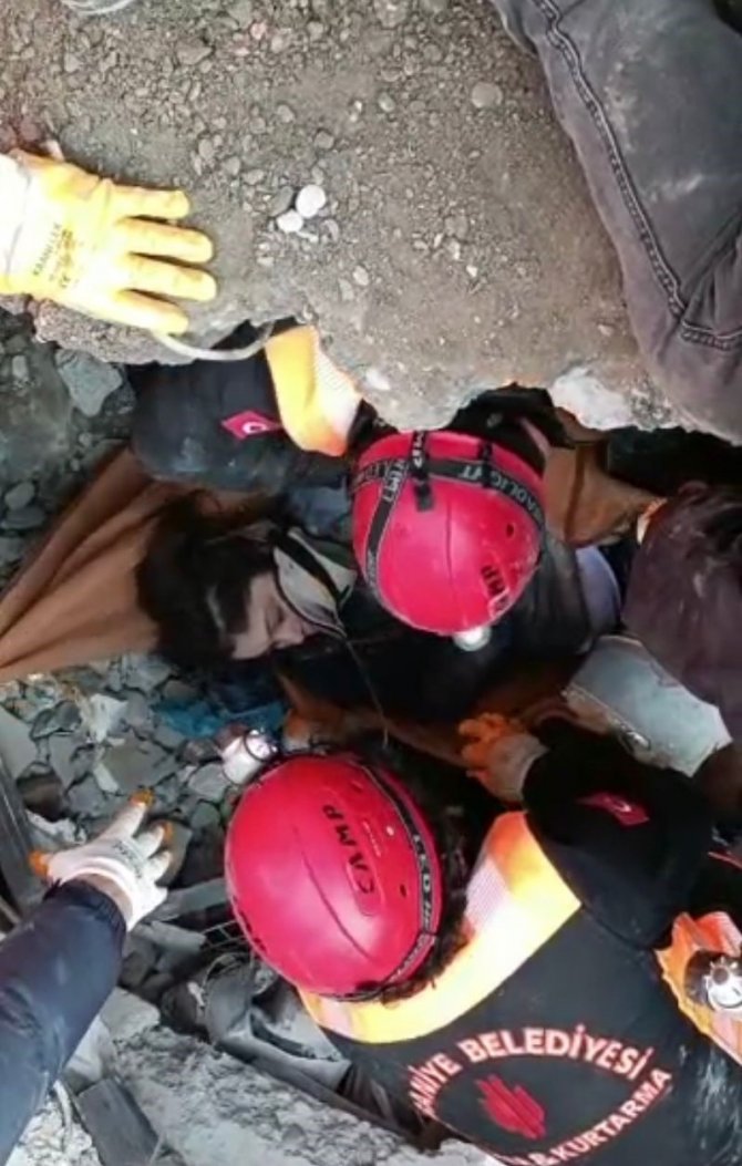 Ümraniye Ekibi, 33 Saat Sonra Hastane Enkazından Bir Kadını Kurtardı