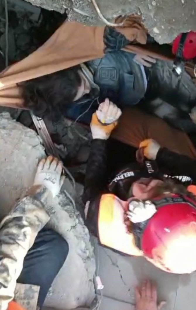 Ümraniye Ekibi, 33 Saat Sonra Hastane Enkazından Bir Kadını Kurtardı