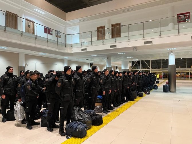 İ̇stanbul Polisi 3 Yaşındaki Kız Çocuğunu Enkazdan Böyle Çıkardı