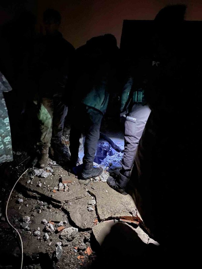 İ̇stanbul Polisi 3 Yaşındaki Kız Çocuğunu Enkazdan Böyle Çıkardı