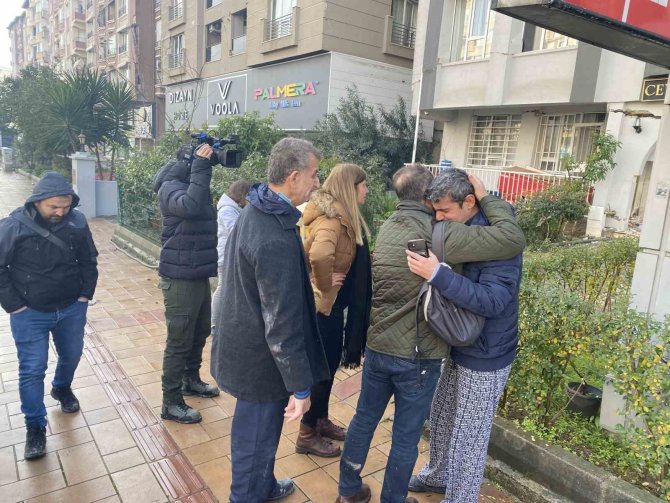 Hasar Gören Binada Mahsur Kalan Yaşlı Çifti Askerler Kurtardı