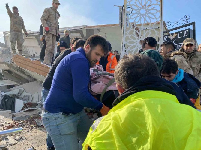 30 Saat Sonra Enkazdan Sağ Çıktı, 2 Çocuğu Hayatını Kaybetti