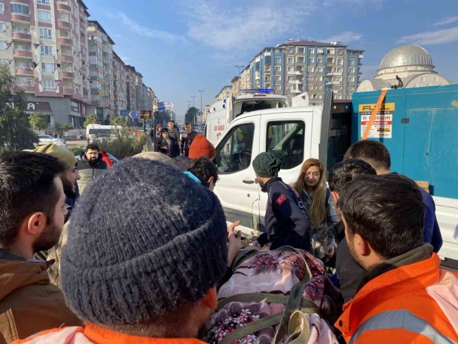 30 Saat Sonra Enkazdan Sağ Çıktı, 2 Çocuğu Hayatını Kaybetti