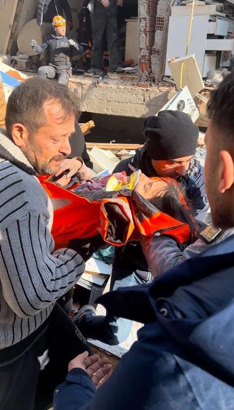Enkazda 30 Saat Kalan Kızını Bekleyen Baba Böyle Sevinç Yaşadı: