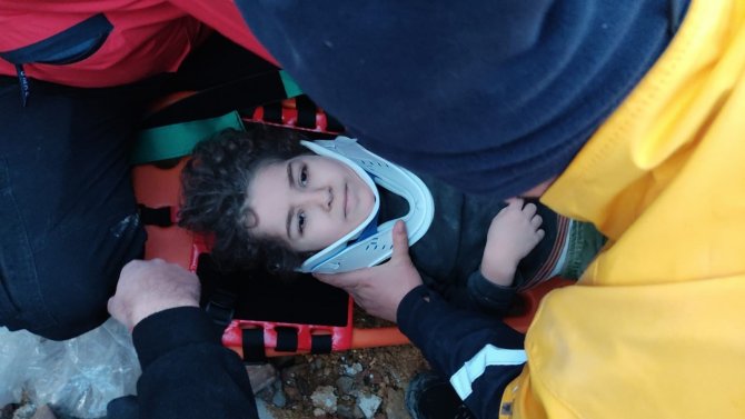 Hatay’da 6 Yaşındaki Küçük Eymen Enkazdan 37 Saat Sonra Sağ Olarak Kurtarıldı