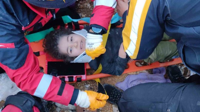 Hatay’da 6 Yaşındaki Küçük Eymen Enkazdan 37 Saat Sonra Sağ Olarak Kurtarıldı