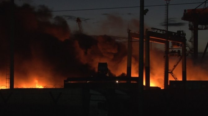 İ̇skenderun Limanı’ndaki Yangına Helikopter İle Müdahale Ediliyor