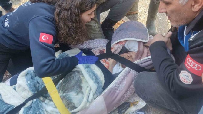 Antakya’da 3 Kişi Enkazdan Sağ Çıkarıldı