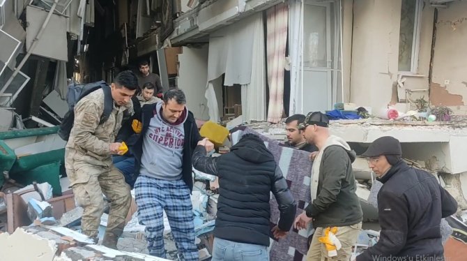 Antakya’da 3 Kişi Enkazdan Sağ Çıkarıldı