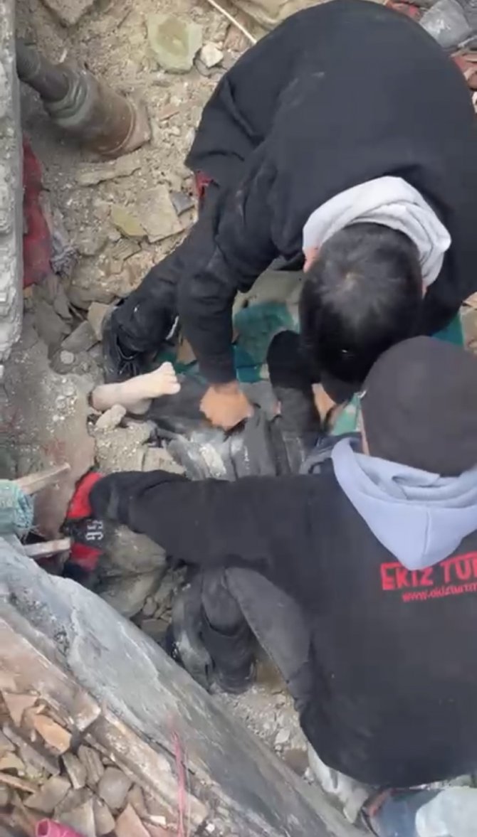 Hatay’da Enkaz Altındaki Çocuk Ve Bir Vatandaş 30 Saat Sonra Kurtarıldı