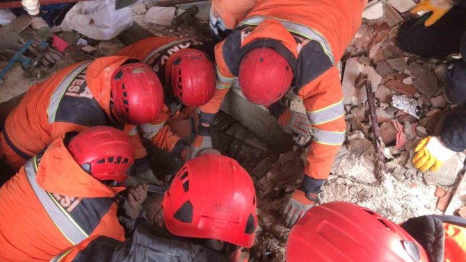 Hatay’da Enkaz Altındaki Genç 37 Saat Sonra Kurtarıldı