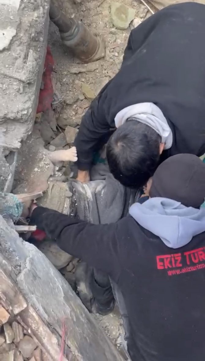 Hatay’da Enkaz Altındaki Çocuk Ve Bir Vatandaş 30 Saat Sonra Kurtarıldı