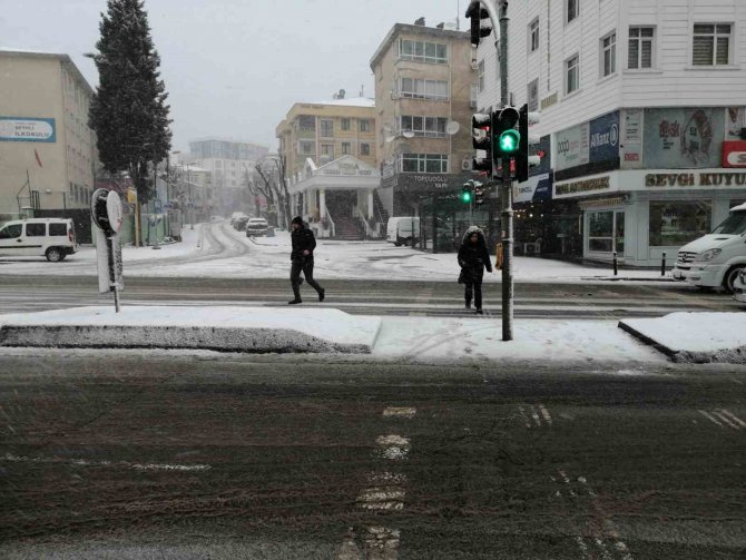 İ̇stanbul Anadolu Yakası’nda Kar Yağışı Etkili Oluyor