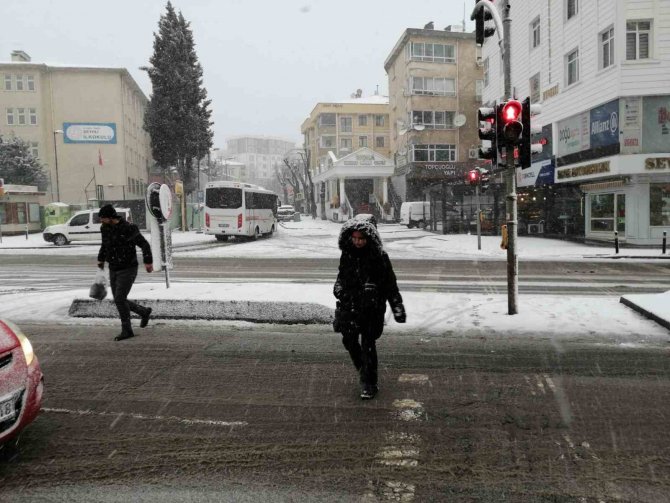 İ̇stanbul Anadolu Yakası’nda Kar Yağışı Etkili Oluyor