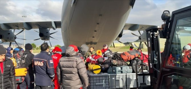 İ̇zmir Valiliği, Deprem Bölgelerine 2 Bin 331 Personel Gönderildiğini Açıkladı