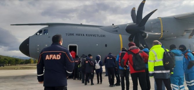 İ̇zmir Valiliği, Deprem Bölgelerine 2 Bin 331 Personel Gönderildiğini Açıkladı