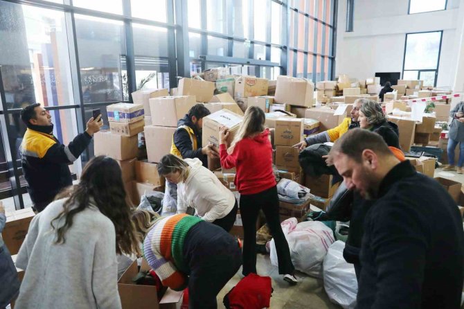İ̇zmir, Depremzedeler İçin Seferber Oldu