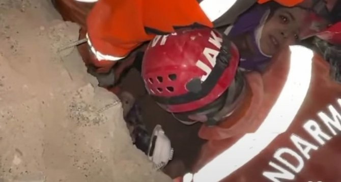 Jak Timleri 9 Yaşındaki Zeynep’i 31 Saat Sonra Böyle Kurtardı