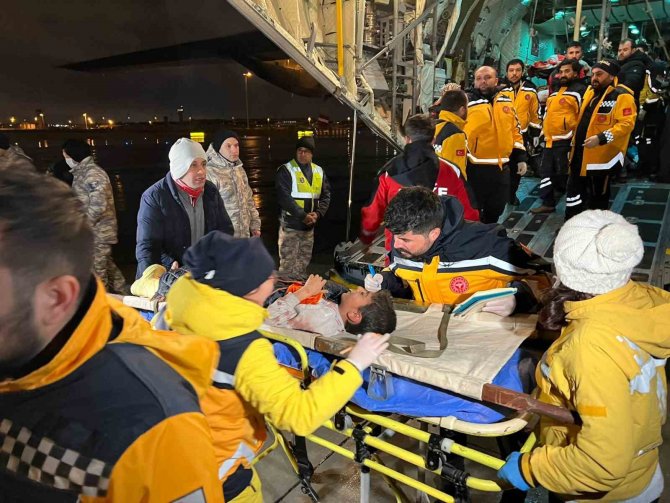 Kahramanmaraş Depreminde Yaralanan 45 Kişi Askeri Uçaklarla İ̇stanbul’a Getirildi